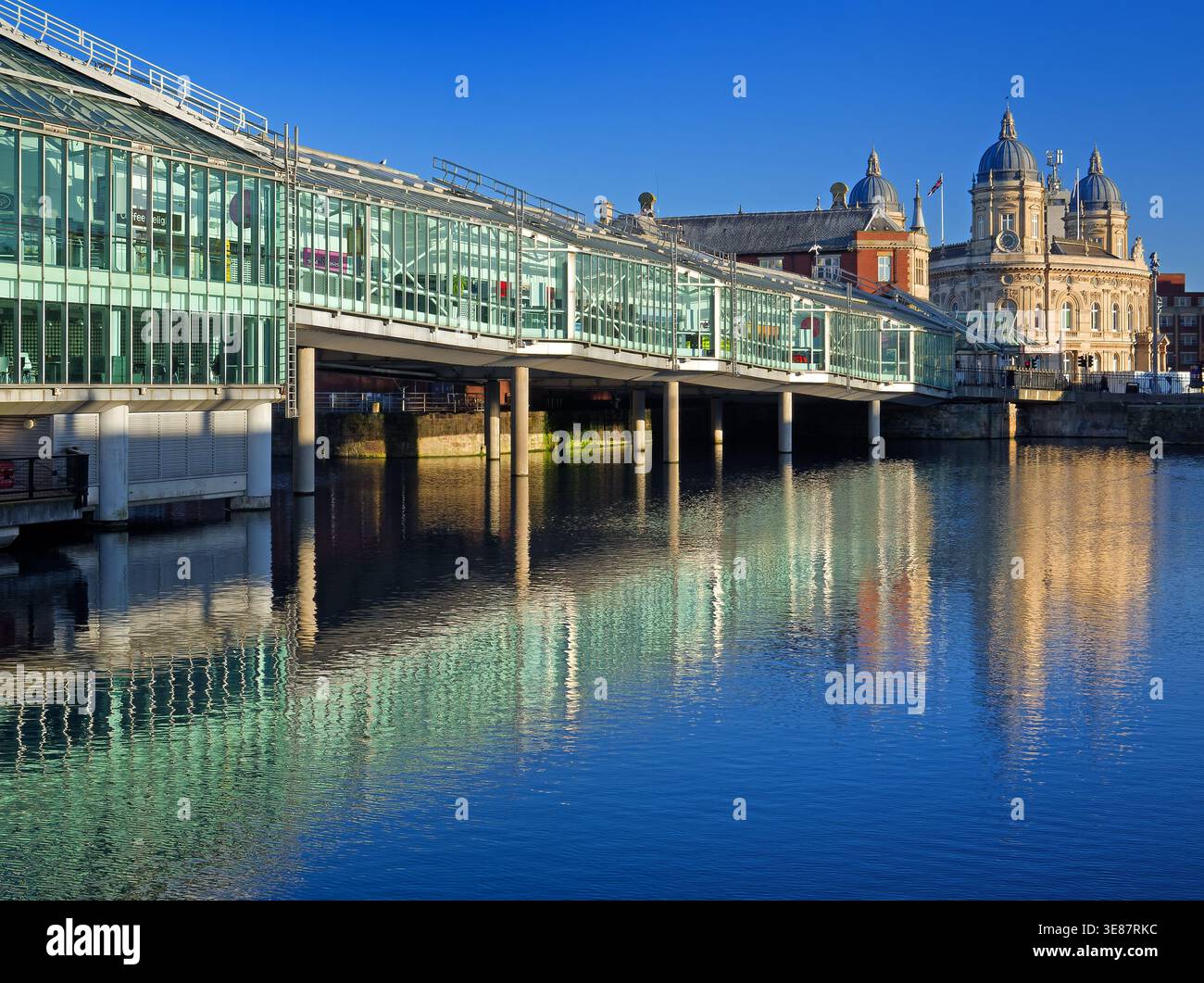 Royaume-Uni, East Yorkshire, Hull, Princes Dock, Princes Quay Shopping Centre et Hull maritime Museum. Banque D'Images