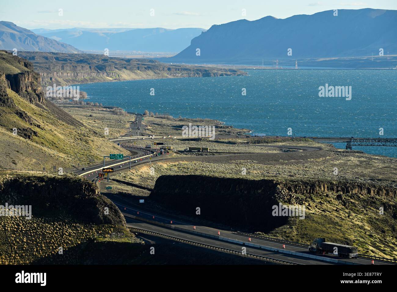 Vue panoramique sur le pont Vantage et l'Interstate 90 traversant le fleuve Columbia depuis le parking du Wild Horses Monument à Washington. Banque D'Images