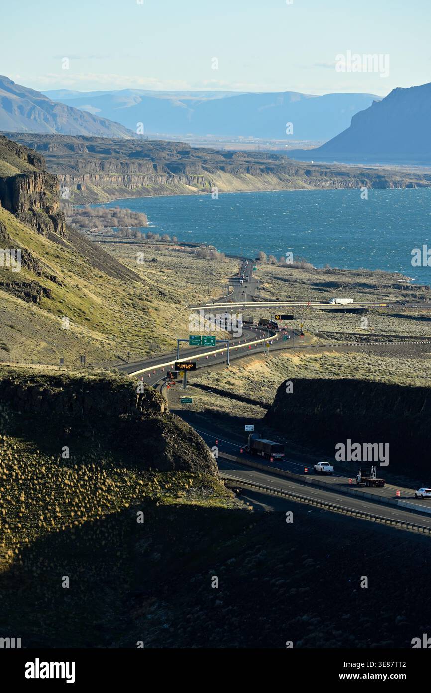 Vue panoramique sur le pont Vantage et l'Interstate 90 traversant le fleuve Columbia depuis le parking du Wild Horses Monument à Washington. Banque D'Images