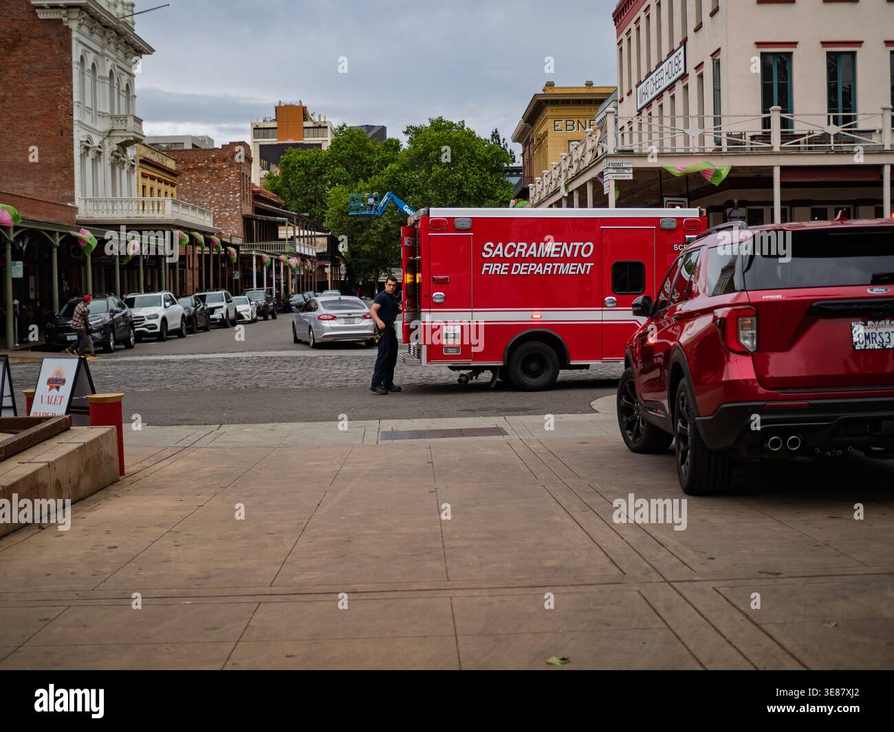 Sacramento, Californie, États-Unis - 12 avril 2026 : un véhicule d'urgence rouge du Service des incendies de Sacramento est garé dans une rue pavée dans le Vieux Sacramen Banque D'Images