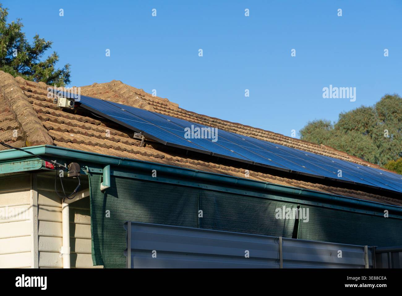 Panneaux solaires photovoltaïques à engins verts sur le toit d'une maison privée. Banque D'Images