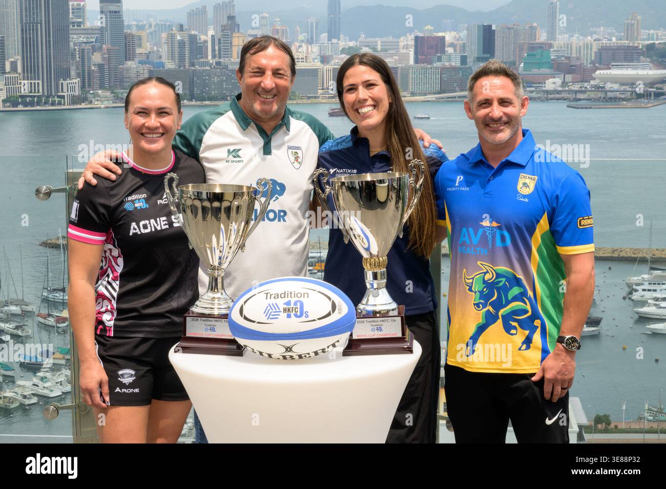 Hong Kong, Chine. 13 avril 2026. Tradition HKFC 10s Rugby Conférence de presse dans le Park Lane Hotel Causeway Bay, Hong Kong. Joueurs L. Portia Woodman-Wickliffe (ex-NZ Black Fern, AB 7s), Philippe Sella ancien joueur français de rugby à xv, Charlie Jacoby (ex-USA 15s) et R. Ben Gollings (ex-England 7s et entraîneur des Fidji) prêts pour cette semaine de jeu. Alamy Live Sport/Jayne Russell crédit : Jayne Russell/Alamy Live News Banque D'Images