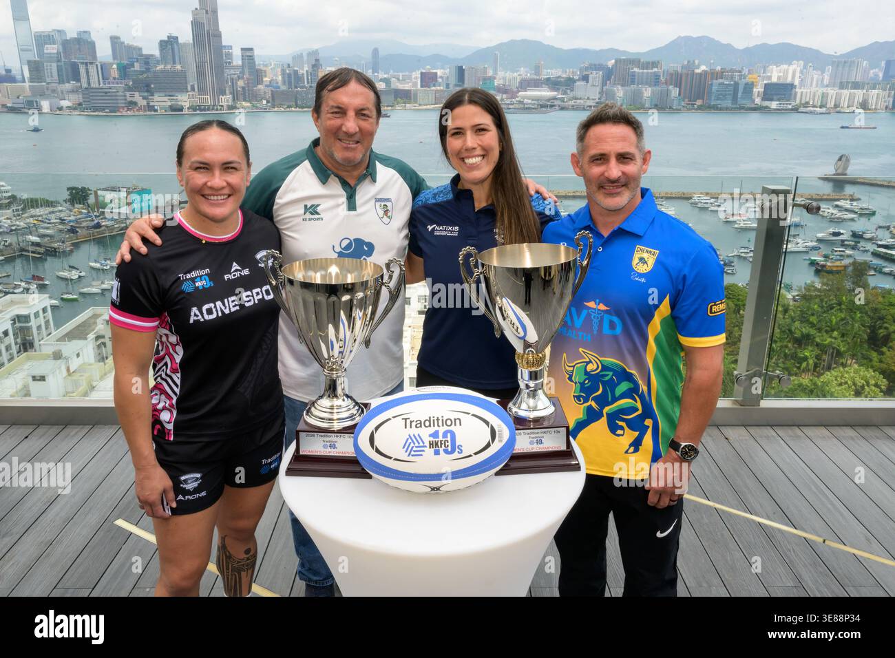 Hong Kong, Chine. 13 avril 2026. Tradition HKFC 10s Rugby Conférence de presse dans le Park Lane Hotel Causeway Bay, Hong Kong. Joueurs L. Portia Woodman-Wickliffe (ex-NZ Black Fern, AB 7s), Philippe Sella ancien joueur français de rugby à xv, Charlie Jacoby (ex-USA 15s) et R. Ben Gollings (ex-England 7s et entraîneur des Fidji) prêts pour cette semaine de jeu. Alamy Live Sport/Jayne Russell crédit : Jayne Russell/Alamy Live News Banque D'Images