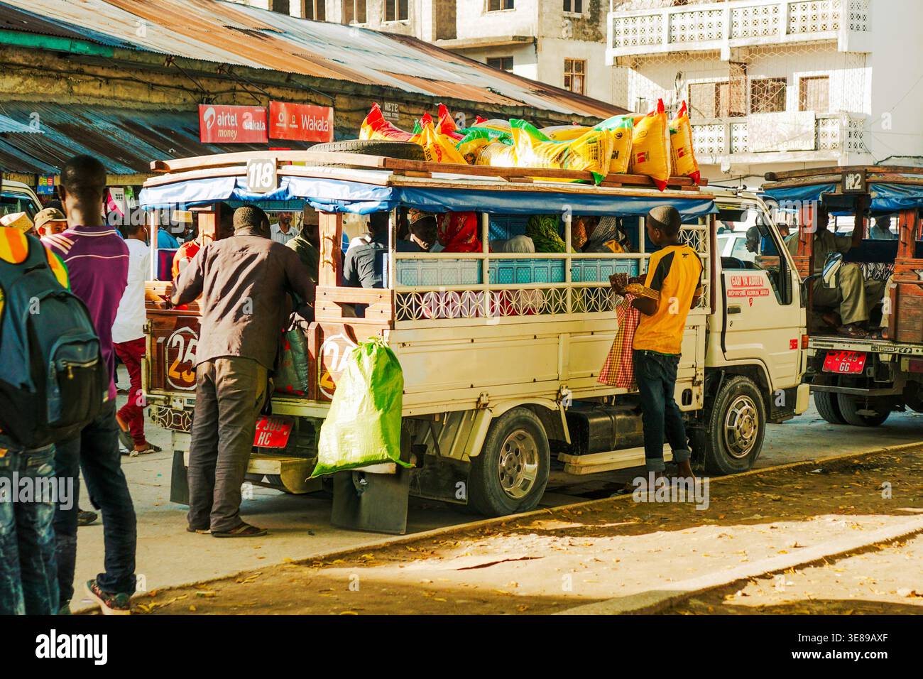 Transport public animé Daladala camion dans la ville de Zanzibar – les navetteurs locaux se chargent au marché de rue Banque D'Images
