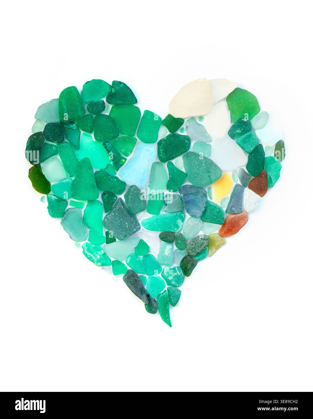 Coeur fait d'une mosaïque de verre de mer bleu et vert isolé sur fond blanc Banque D'Images