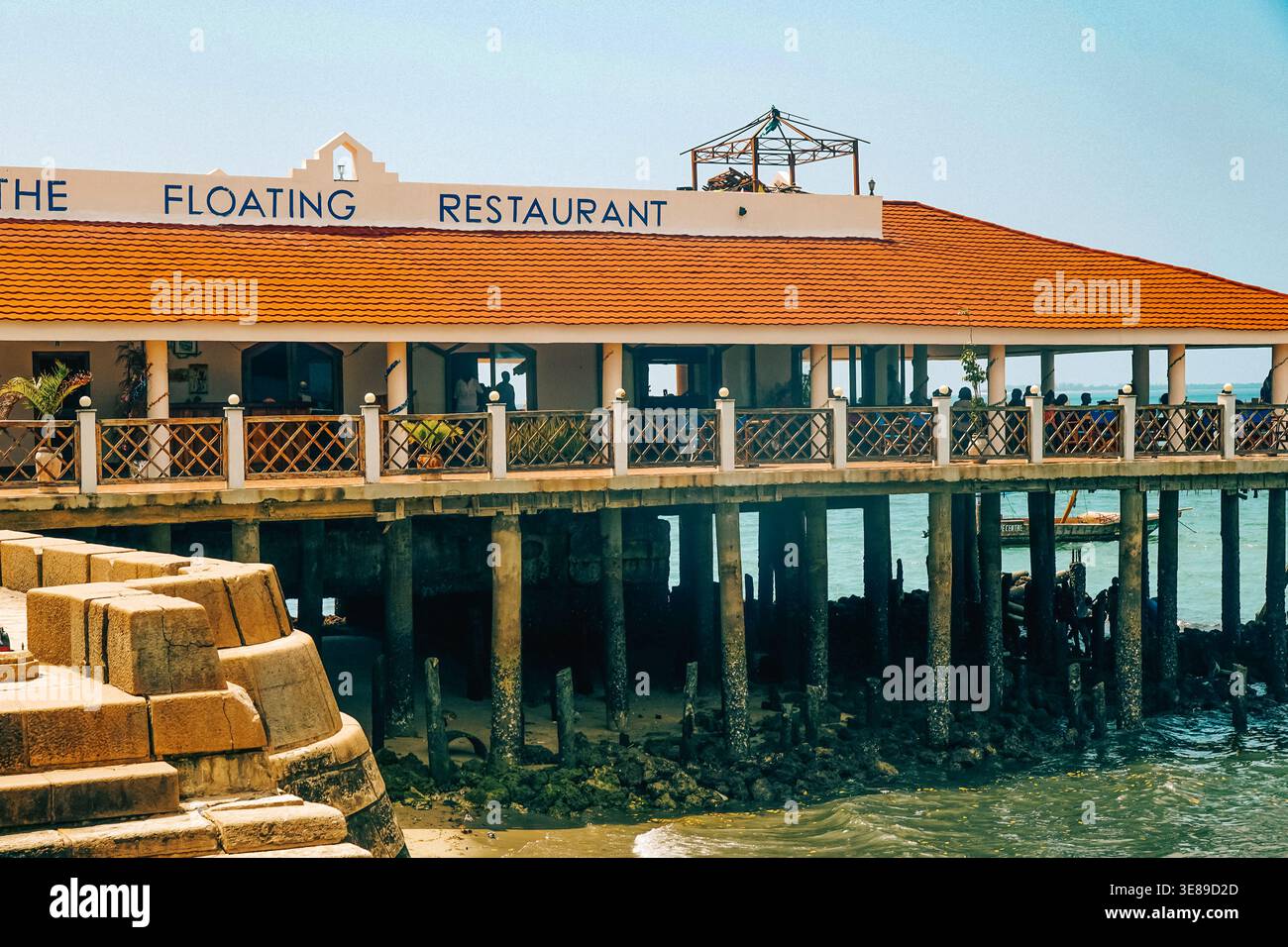 The Floating Restaurant sur pilotis, Zanzibar - expérience culinaire emblématique sur l'eau Banque D'Images