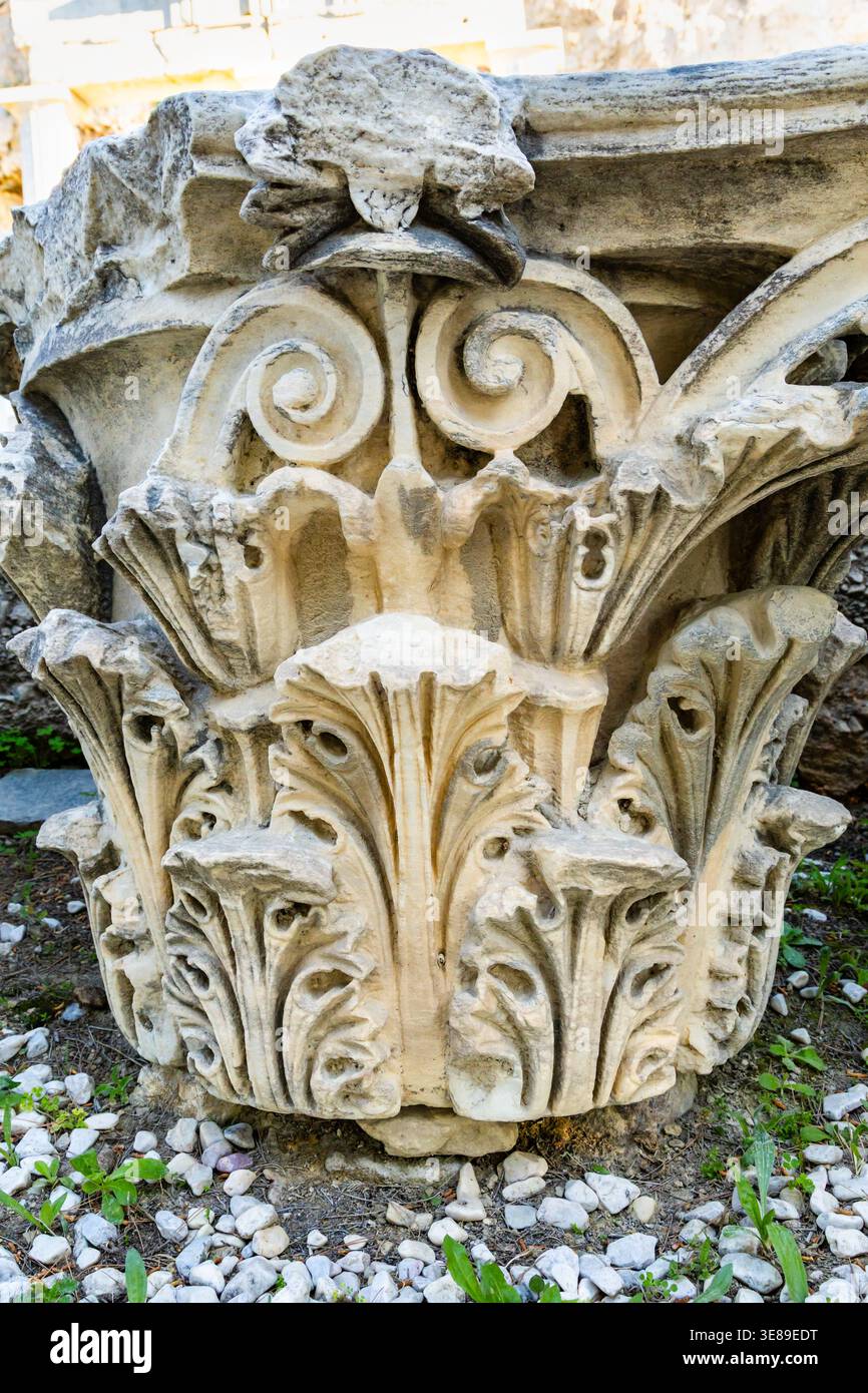 Arrière-plan. Gros plan. Fragment d'une ancienne colonne. La partie supérieure d'une colonne corinthienne sculptée de l'Acropole. Athènes, Grèce Banque D'Images