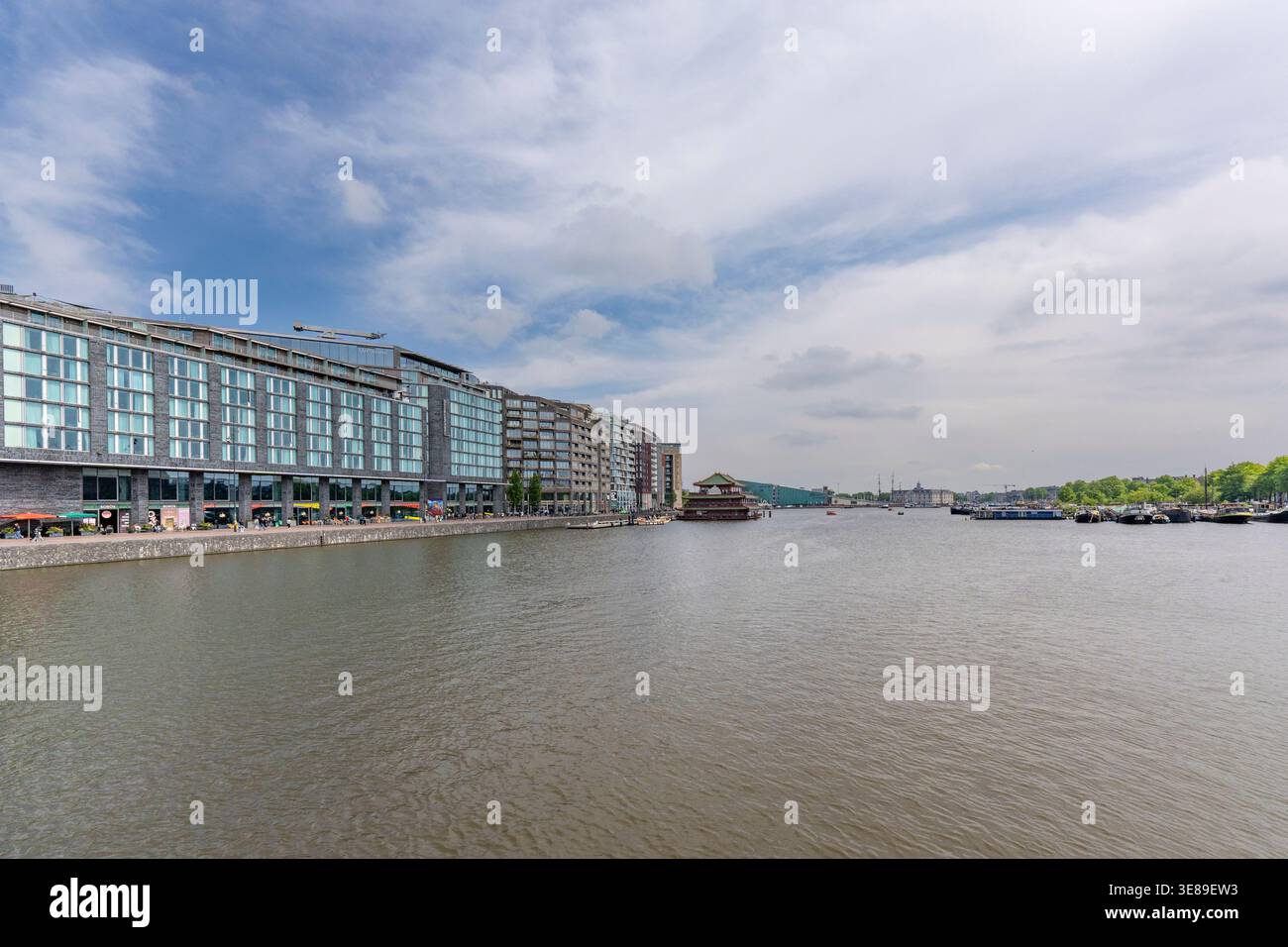 Architecture moderne de l'hôtel DoubleTree et du musée Nemo à Amsterdam Banque D'Images