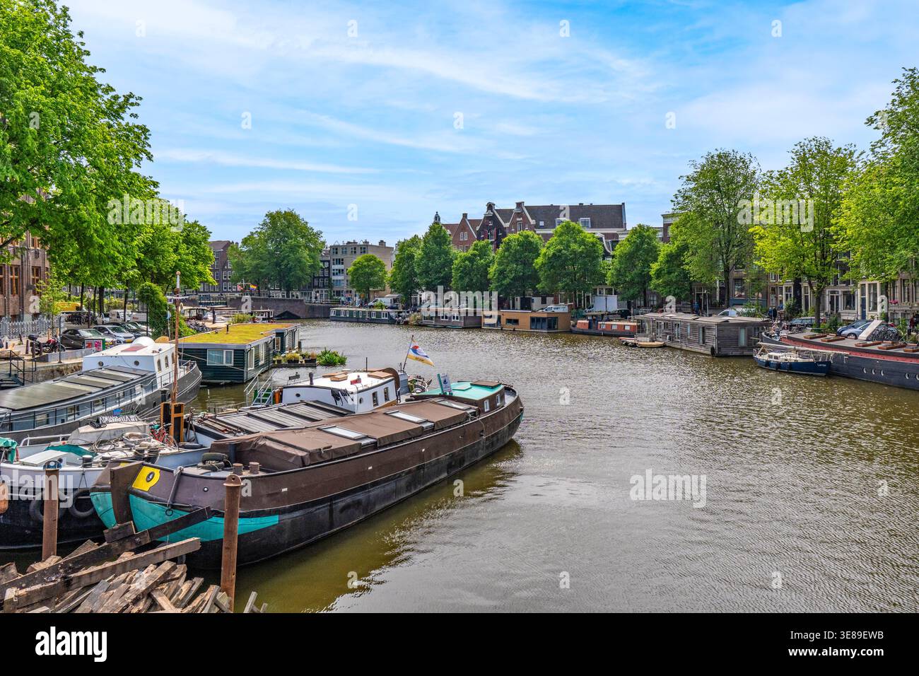 Vue panoramique sur les péniches et l'architecture historique d'Amsterdam Banque D'Images
