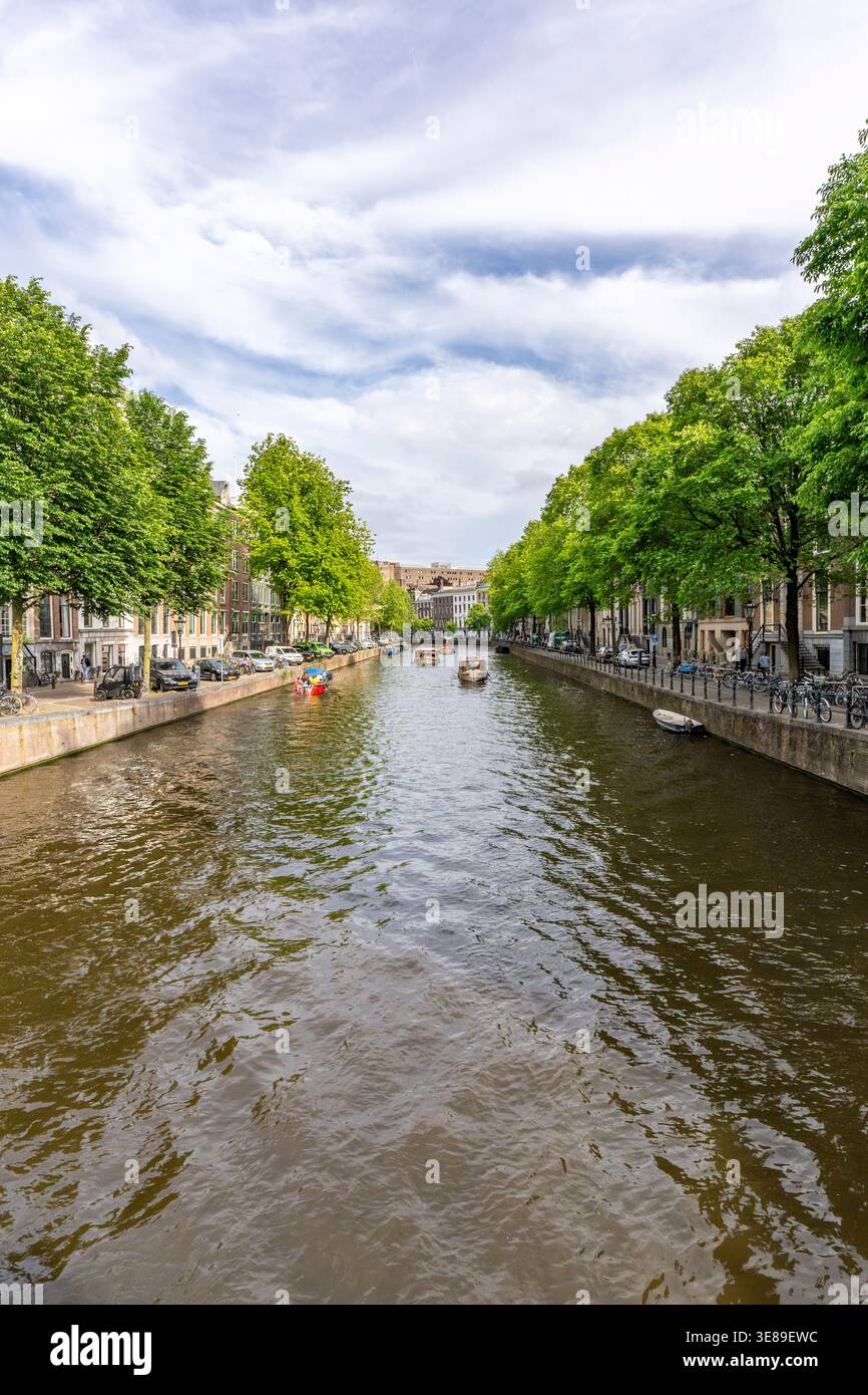 Vue sur le canal traditionnel avec architecture historique à Amsterdam Banque D'Images