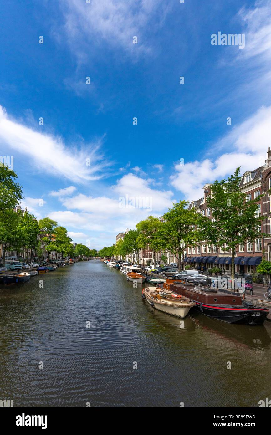 Architecture hollandaise classique et péniches le long d'un canal d'Amsterdam Banque D'Images