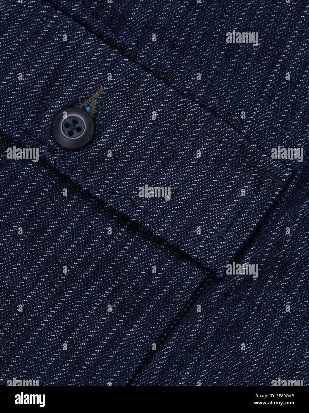 Texture de tissu denim bleu avec coutures et détail bouton Banque D'Images