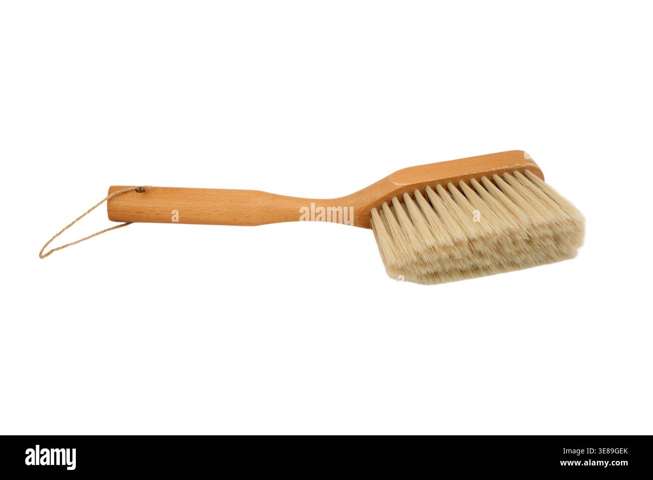 Brosse en bois avec poils souples pour un nettoyage délicat. Outil de nettoyage domestique pour l'entretien ménager. Balai manuel durable avec manche isolé Banque D'Images
