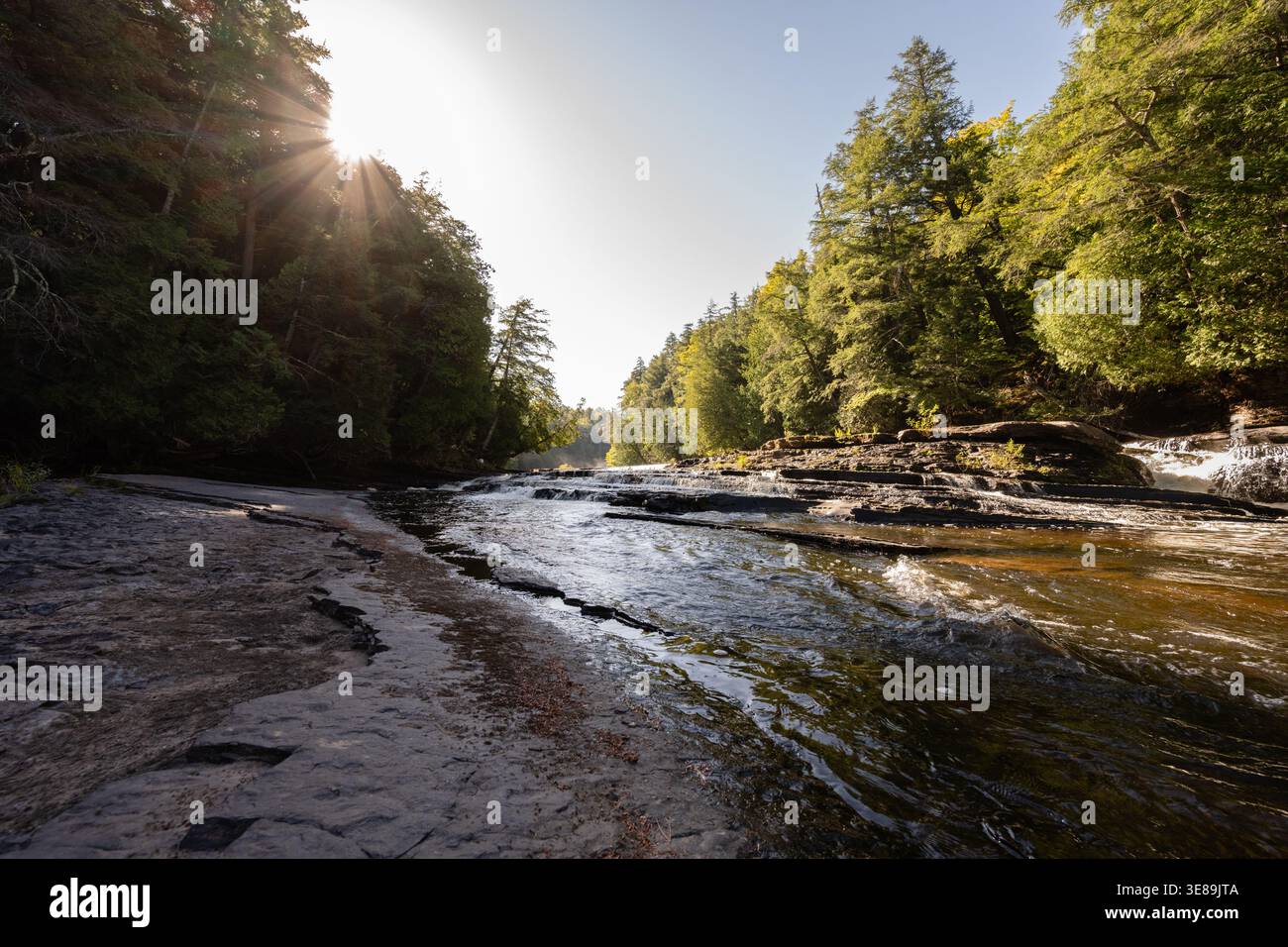 Parc régional de Porcupine Mountains Wilderness, rivière, roche sculptée Banque D'Images