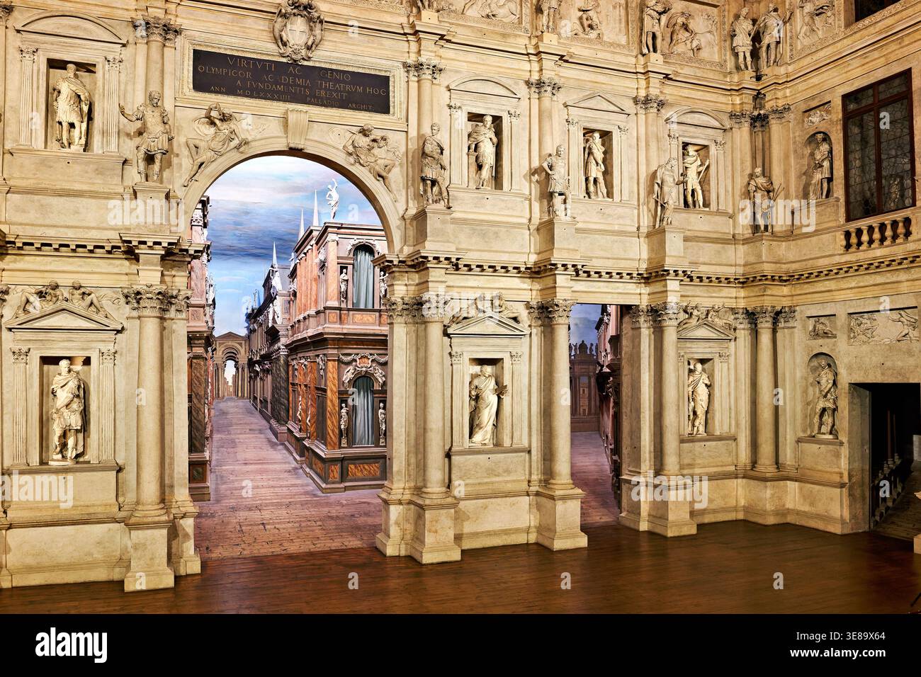 Les visiteurs peuvent voir l'architecture détaillée et les sculptures à l'intérieur du Teatro Olimpico. Ce site historique met en valeur son design unique et optimisé Banque D'Images