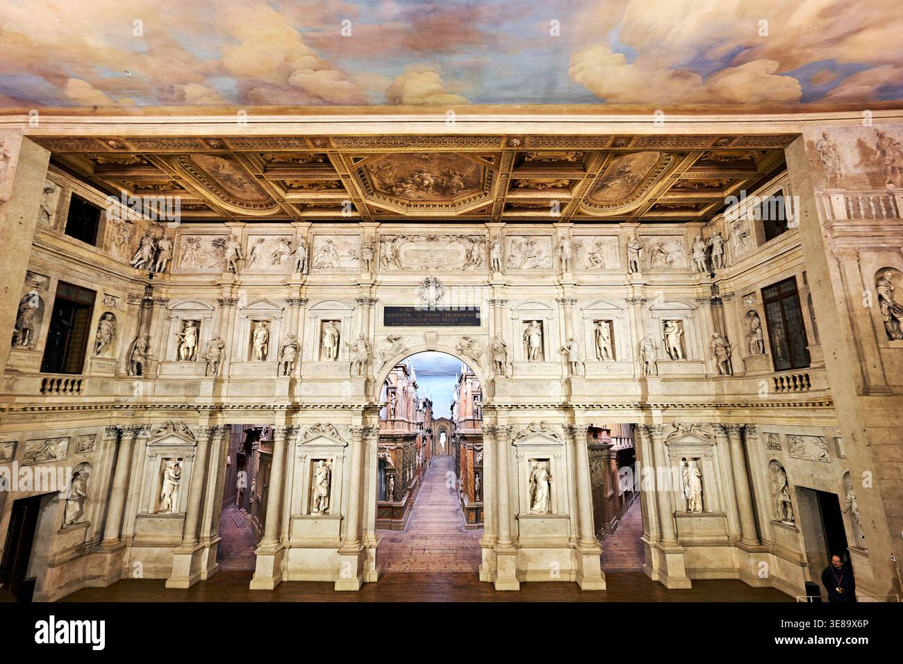 L'intérieur du Teatro Olimpico montre une architecture et des sculptures détaillées. Les visiteurs peuvent voir la célèbre conception de scène et les œuvres d'art. Banque D'Images