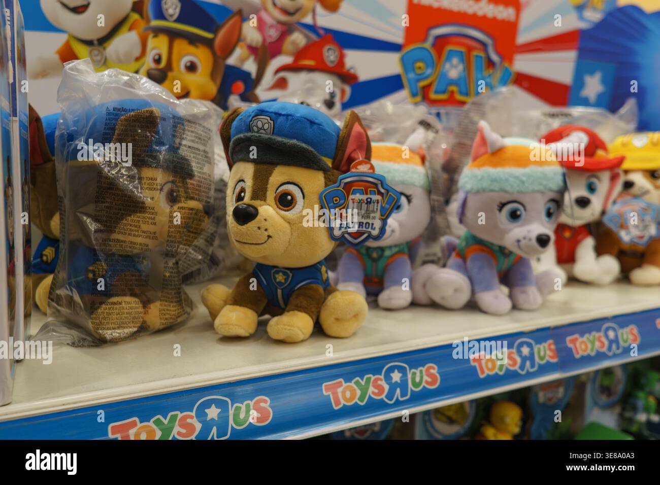 Personnages de jouets en peluche Paw Patrol exposés à la vente sur l'étagère du magasin à Toys R US à l'intérieur d'un centre commercial à Cebu City, Philippines. Banque D'Images
