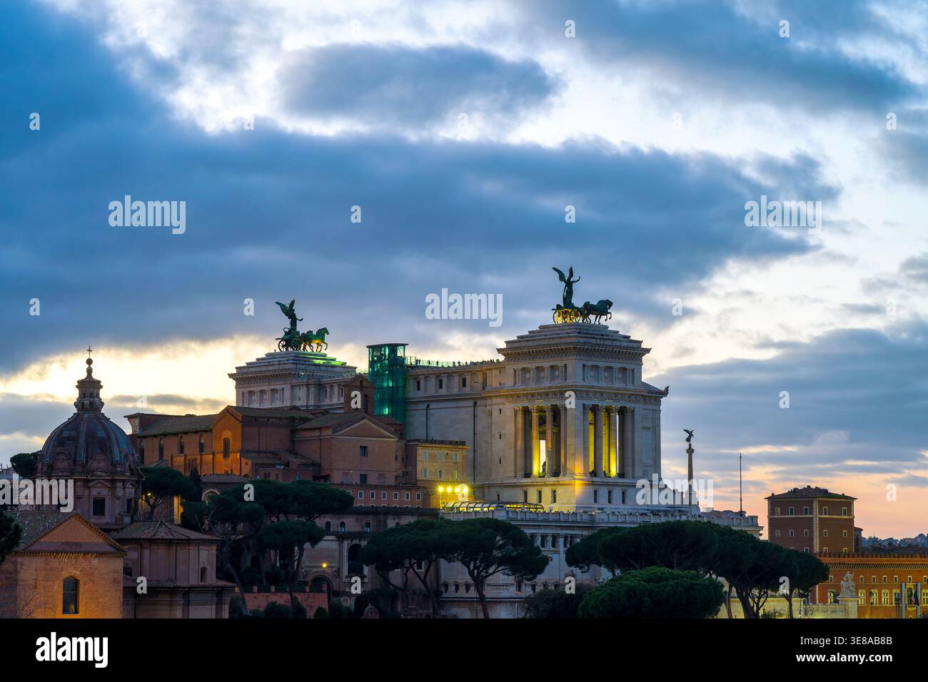 Vue panoramique de la via dei Fori Imperiali à Rome, Latium, Italie, avec le monument Vittoriano et les ruines antiques. Banque D'Images