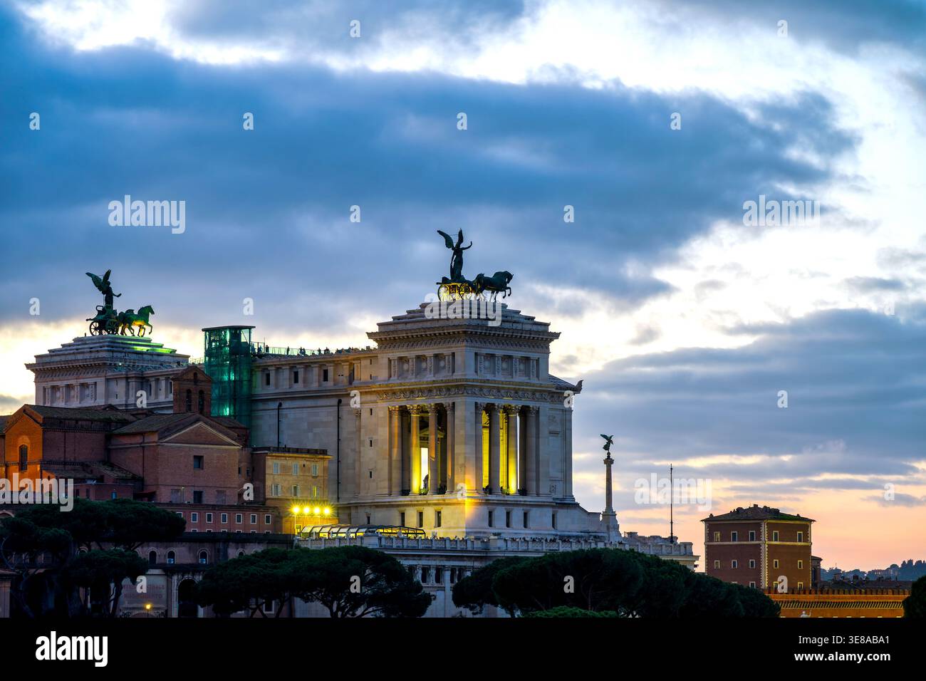 Vue panoramique de la via dei Fori Imperiali à Rome, Latium, Italie, avec le monument Vittoriano et les ruines antiques. Banque D'Images