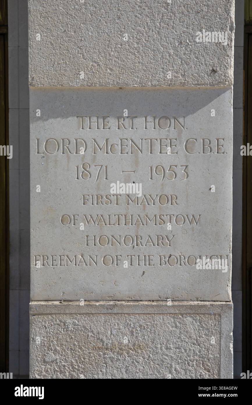 Londres, Royaume-Uni - 8 avril 2026 : une plaque à l'extérieur du Walthamstow Assembly Hall, à Walthamstow, East London, commémorant Lord McEntee - First ma Banque D'Images
