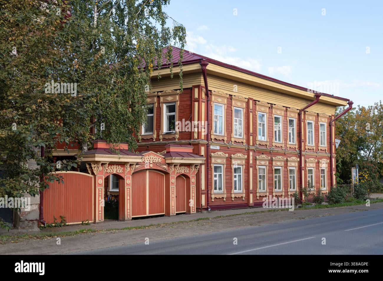 TOMSK, RUSSIE - 14 SEPTEMBRE 2025 : Maison en bois de deux étages avec des portes du début du XXe siècle. Tatarskaya Sloboda, Tomsk, Russie Banque D'Images