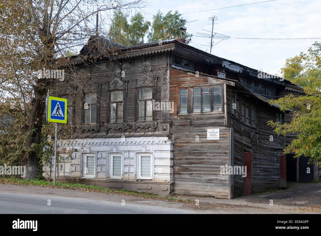 TOMSK, RUSSIE - 14 SEPTEMBRE 2025 : un ancien immeuble d'habitation (fin du XIXe siècle). Tatarskaya Sloboda, Tomsk, Russie Banque D'Images