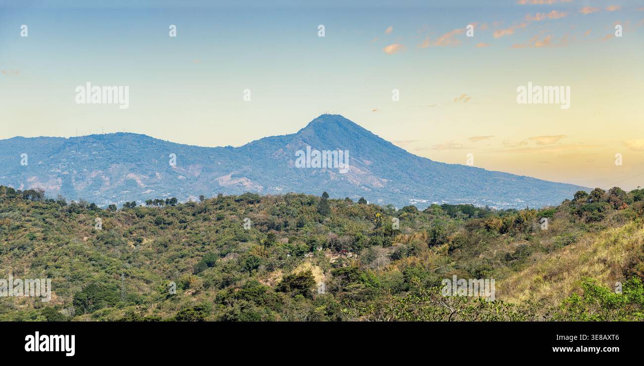 Volcan San Salvador s'élevant au-dessus d'un paysage verdoyant luxuriant avec des tons de ciel atmosphériques doux dans l'environnement pittoresque naturel du Salvador Banque D'Images