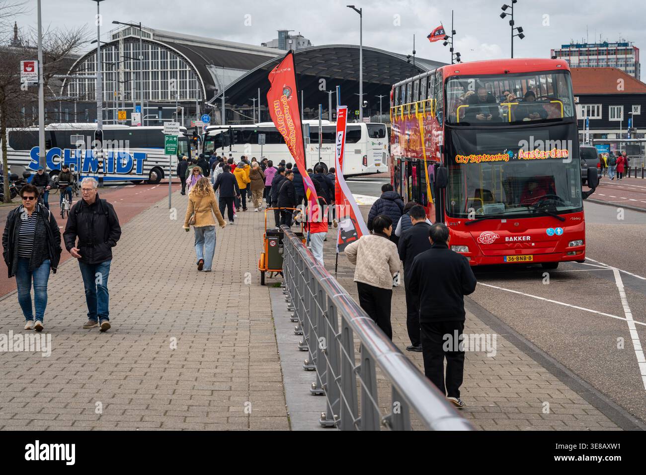 Amsterdam, pays-Bas, 31.03.2026, City Sightseeing Amsterdam bus Hop on Hop Off avec des touristes à la gare centrale Banque D'Images
