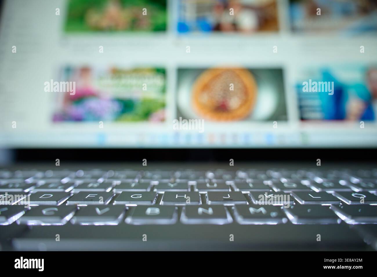 Gros plan du clavier d'ordinateur portable avec écran flou en arrière-plan. Concept de technologie numérique, navigation en ligne et utilisation moderne de l'ordinateur Banque D'Images