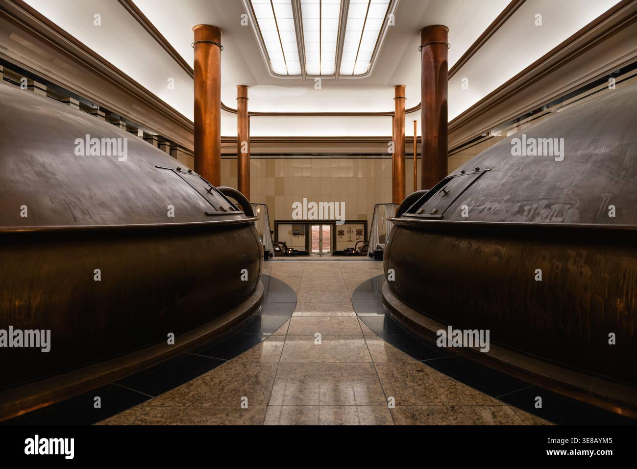 Vue symétrique des cuves historiques de brassage en cuivre dans le grand hall. Une large perspective de grands mélodies de purée de cuivre vintage dans une brasserie réutilisée. Banque D'Images