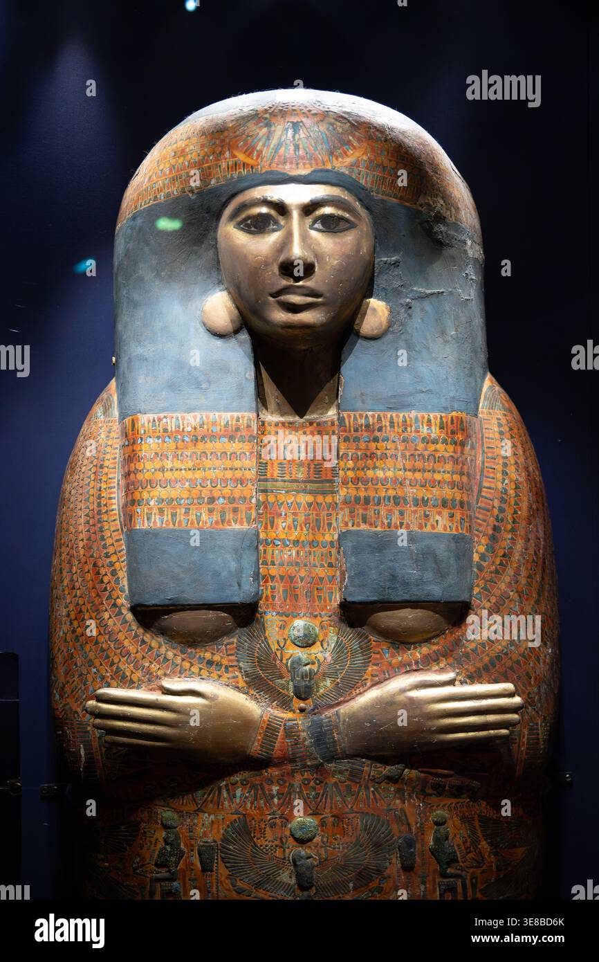 Couvercle de cercueil extérieur en cèdre peint et doré de la femme de Pinudjem II, la princesse Nesikhonsu. Banque D'Images