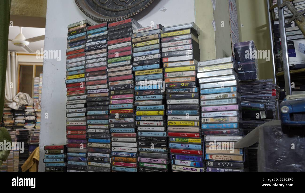 À Bagdad, Sabah al-Sudani dirige une boutique abritant quelque 250 000 cassettes, collectées pendant plus de 45 ans pour préserver la mémoire de la musique. Banque D'Images