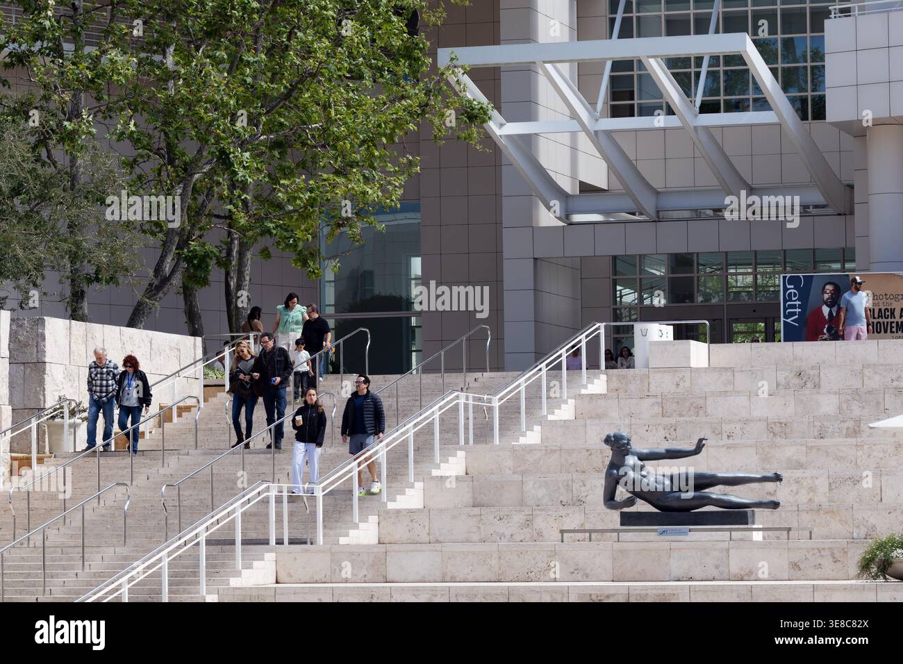 Visiteurs sur les marches à côté de L’Air sculpture par Aristide Maillol, Getty Center, Los Angeles, Californie, États-Unis Banque D'Images