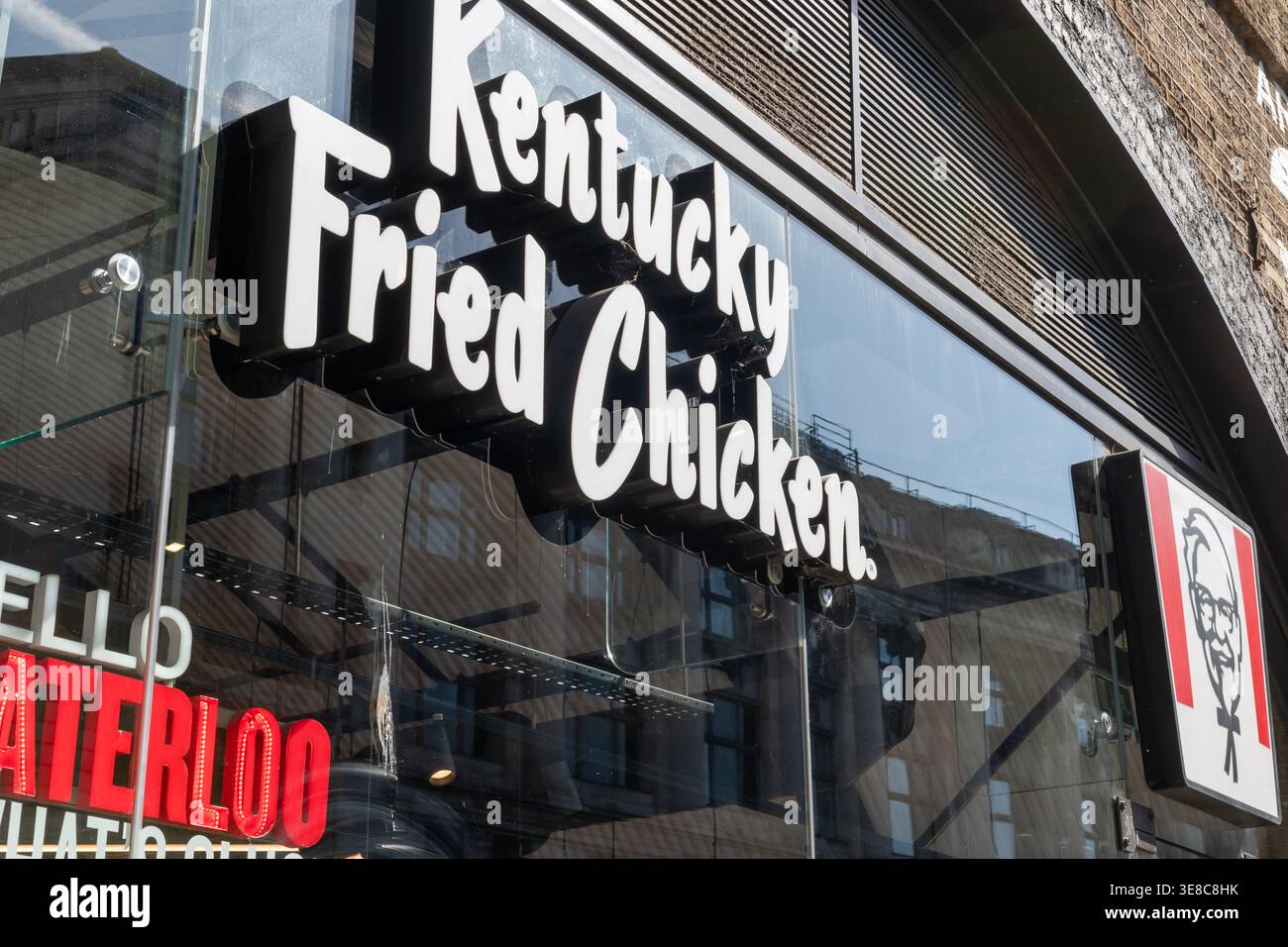 Londres. Royaume-Uni- avril 08. 2026. Le panneau et le symbole Kentucky Fried Chicken sur la façade d'une succursale de Waterloo Banque D'Images