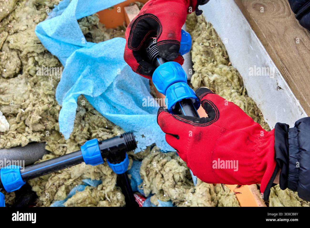 Raccordement de tuyaux en PEHD à l'aide de raccords à compression en plastique. Banque D'Images