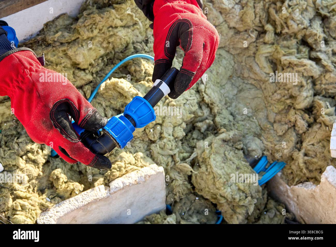 Pour la connexion des tuyaux HDPE sont utilisés des raccords avec bague de compression. Banque D'Images