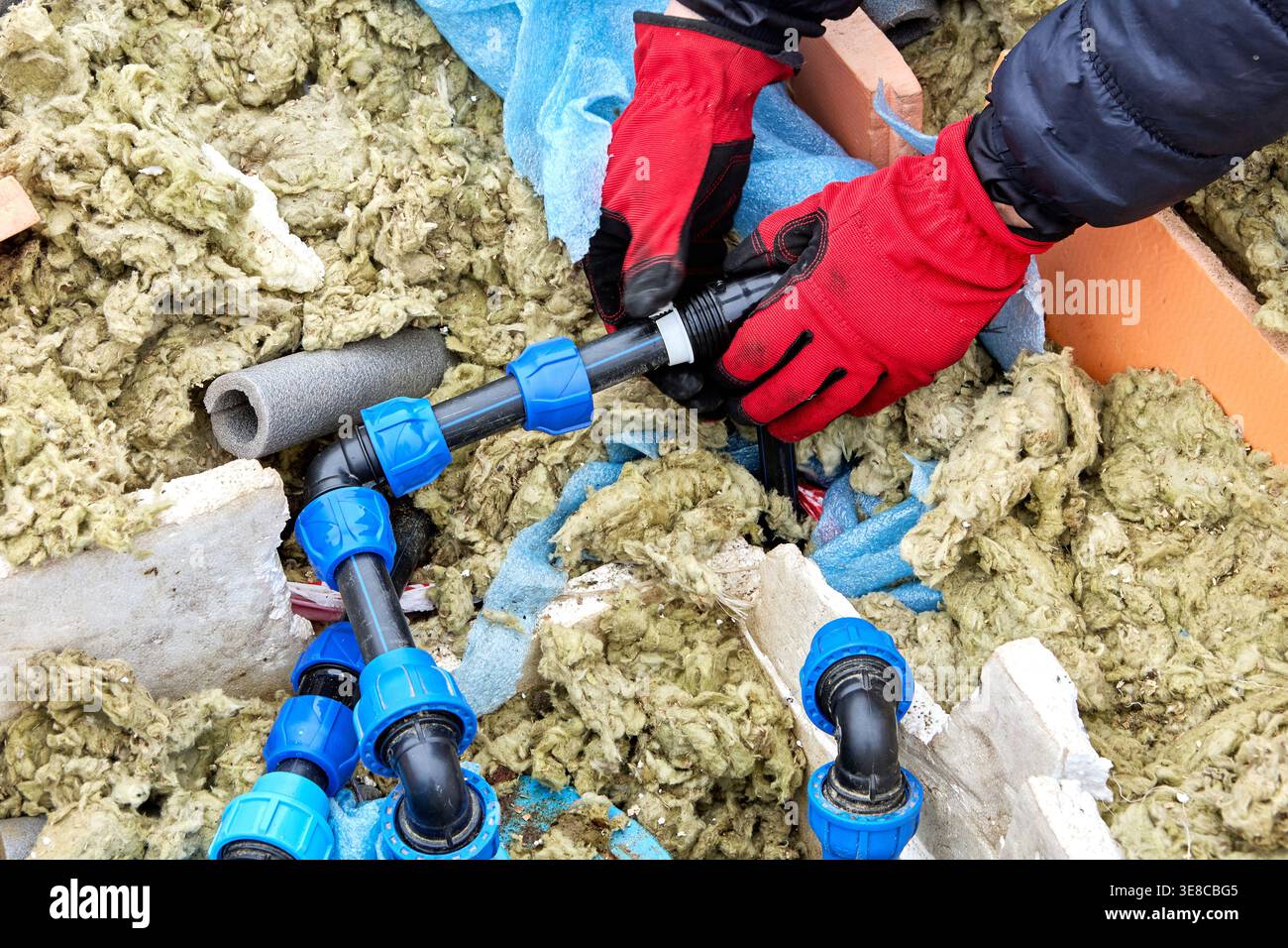 Segment de compression mobile plombier de raccord de compression pour tuyaux HDPE le long du tuyau. Banque D'Images
