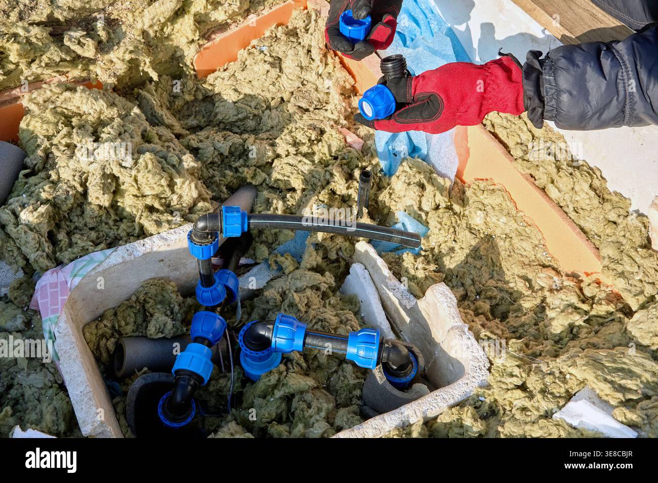 Réparation du système d'alimentation en eau des tuyaux HDPE dans la fosse artésienne de puits. Banque D'Images