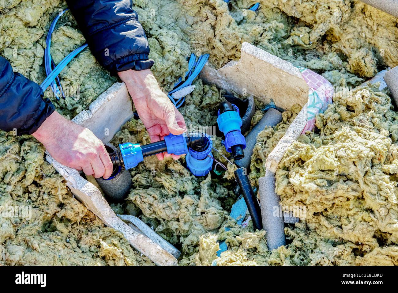 Tuyauterie de distribution dans un entrepreneur de puits de fosse artésienne utilisant des raccords de compression pour raccorder les sections de tuyau. Banque D'Images