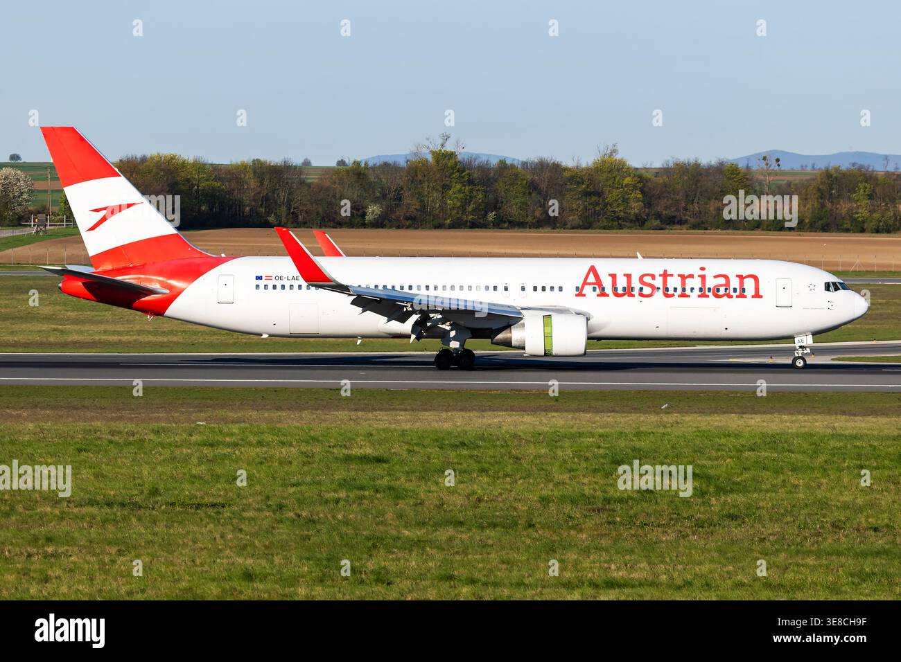 Austrian Airlines immatriculation du Boeing 767-300 OE-LAE en approche finale de l'aéroport international de Vienne (vie), Autriche, le 9 avril 2026 Banque D'Images