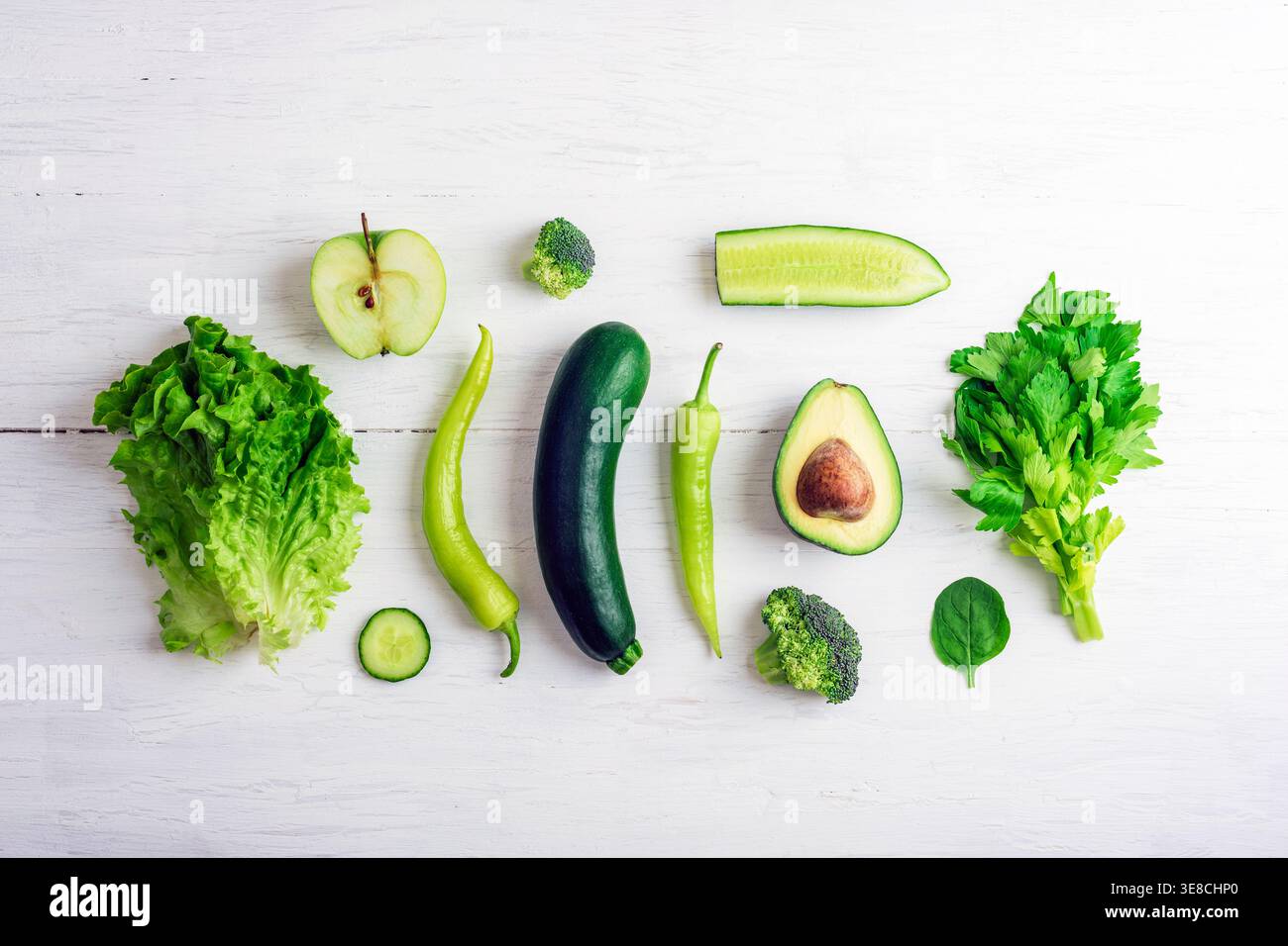 Fruits et légumes verts sur table en bois blanc. Concept de nourriture végétalienne saine. Vue de dessus, pose à plat Banque D'Images