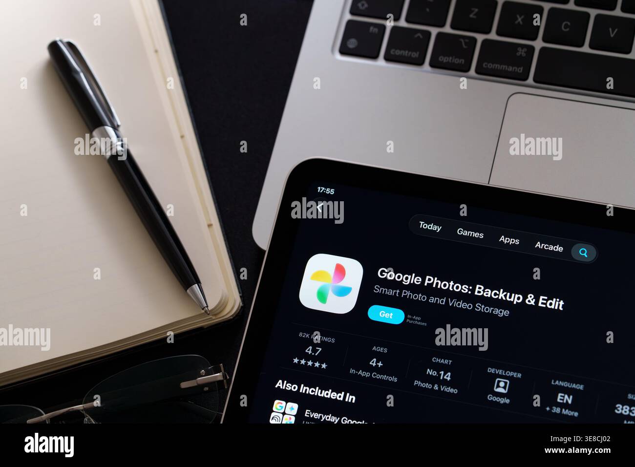 Google photos iPad App Store écran montrant Apple Liquid Glass Redesign et le style iOS 26 dans l'espace de travail en gros plan. Stafford, Royaume-Uni, 13 avril 202 Banque D'Images
