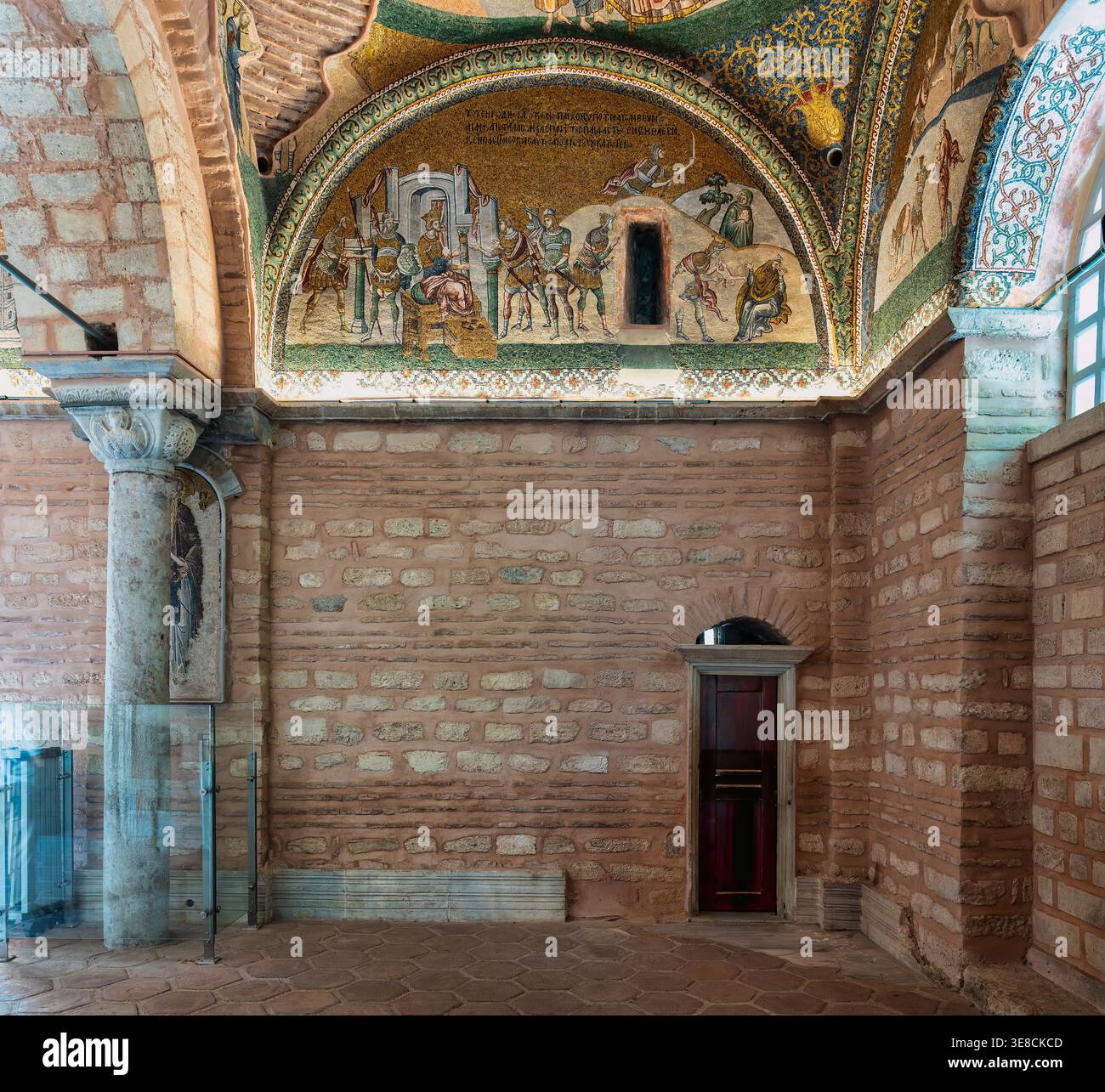 Intérieur de la mosquée Kariye, anciennement église Chora, Istanbul, Turquie, avec des mosaïques byzantines complexes, d'anciens murs de briques et une colonne historique Banque D'Images