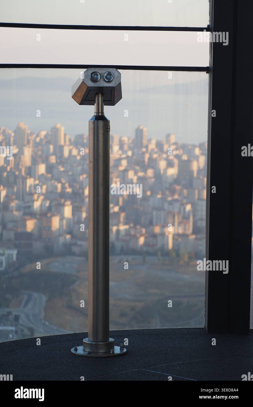 Viseur dans un grand bâtiment avec la ligne d'horizon de la ville au coucher du soleil Banque D'Images