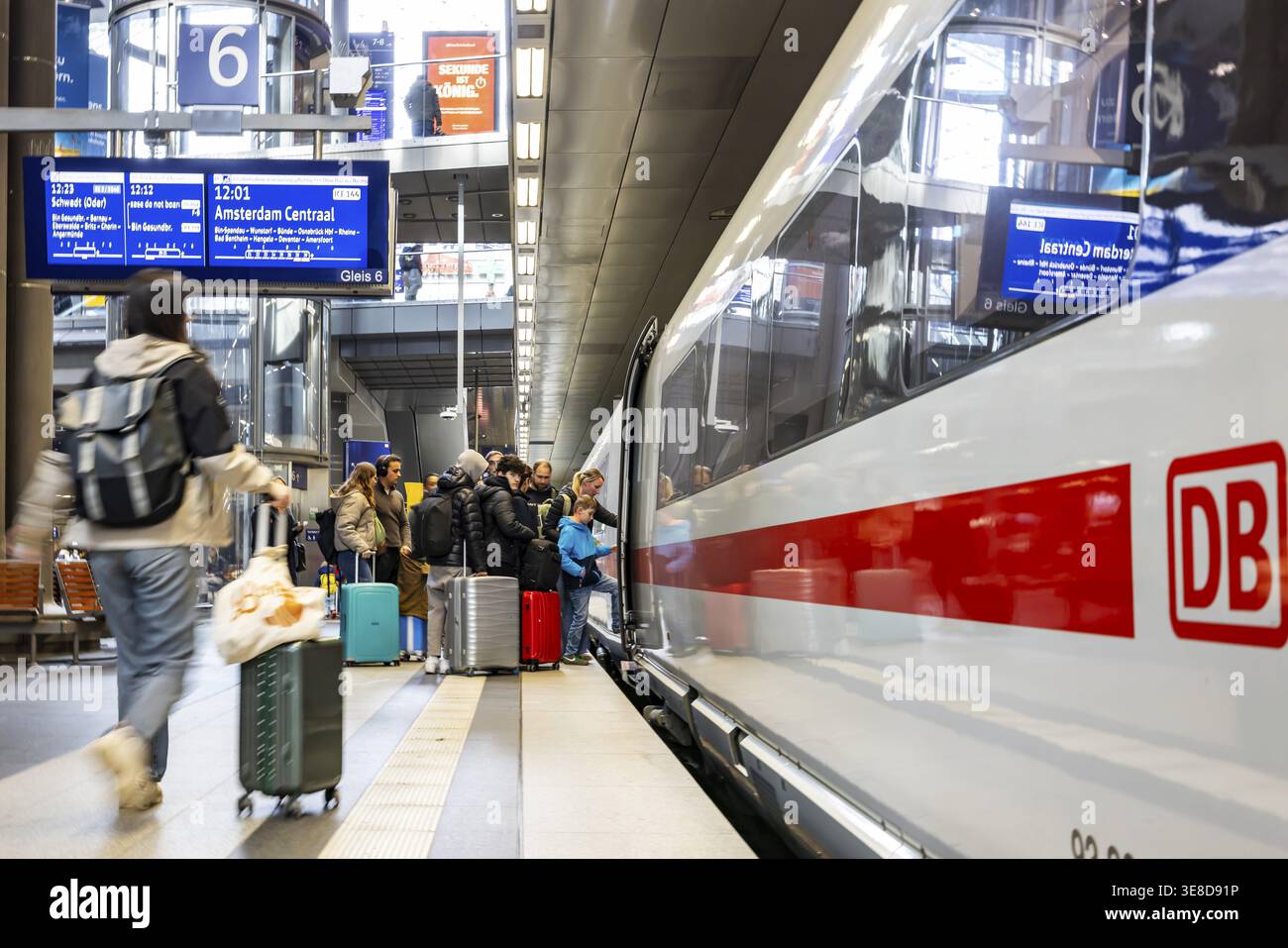 Gare centrale de Berlin. GLACE sur la plate-forme avec les voyageurs. ICE144 à Amsterdam CS. Berlin, Allemagne Banque D'Images