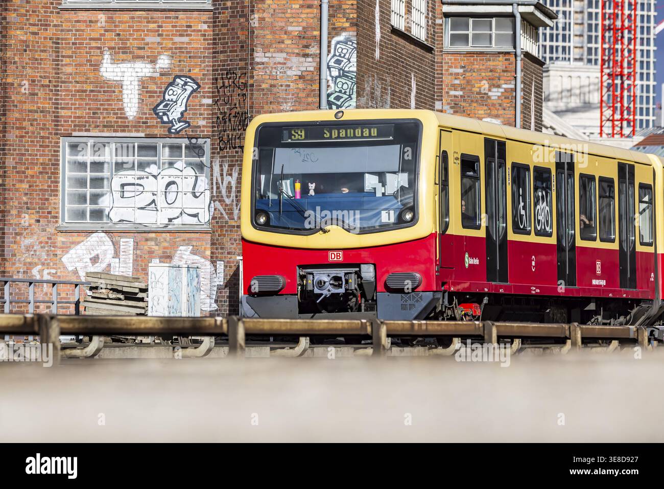 Gare de Friedrichstrasse à Berlin. Une ligne de S-Bahn S9 jusqu'à Spandau à l'entrée. Berlin, Allemagne Banque D'Images