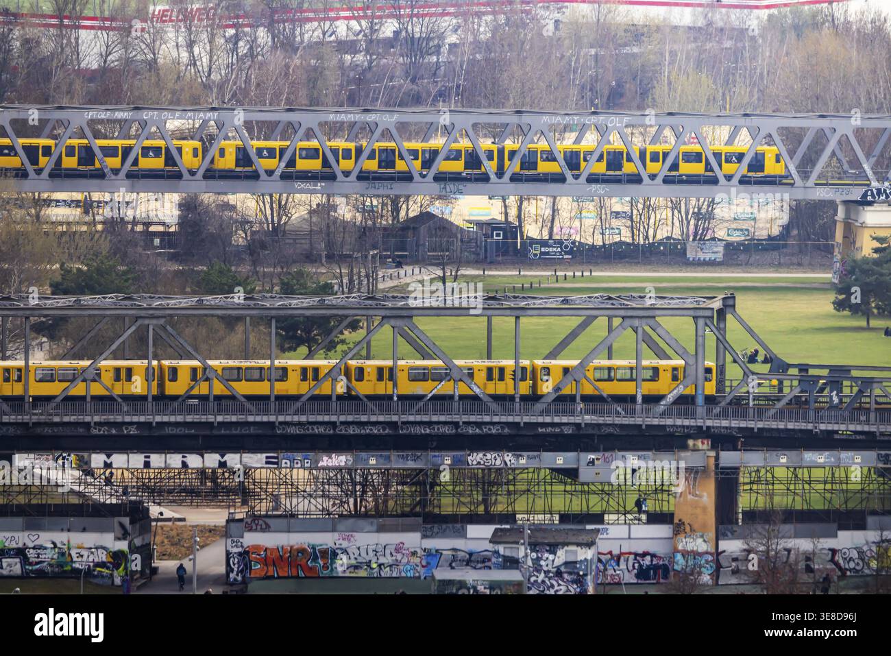 Ponts ferroviaires sur le Gleisdreieck avec métro. Vue sur Berlin. Vue de la capitale depuis la terrasse d'observation à K o l l h o f t o w e R. Berl Banque D'Images