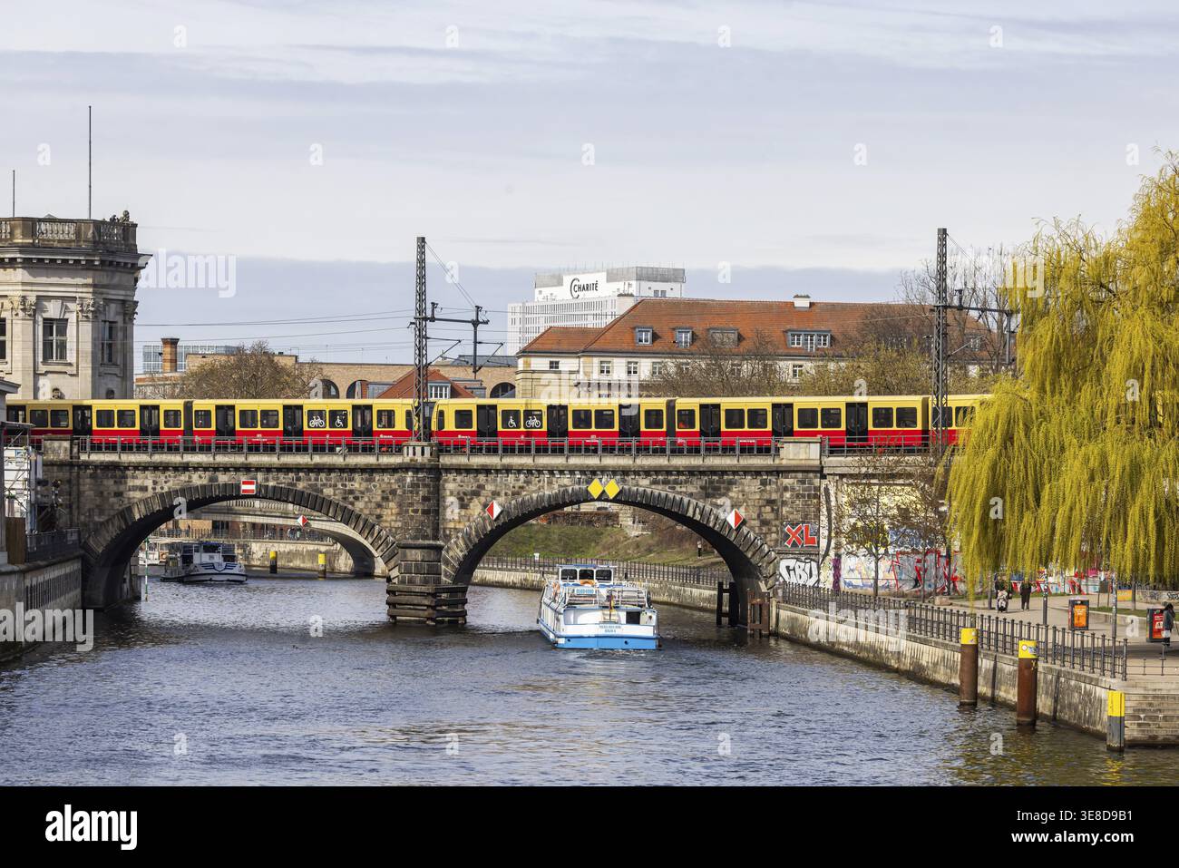 Spree avec bateau aérien et S-Bahn. Vue sur un pont ferroviaire et le quartier de la Charite. Berlin, Allemagne Banque D'Images