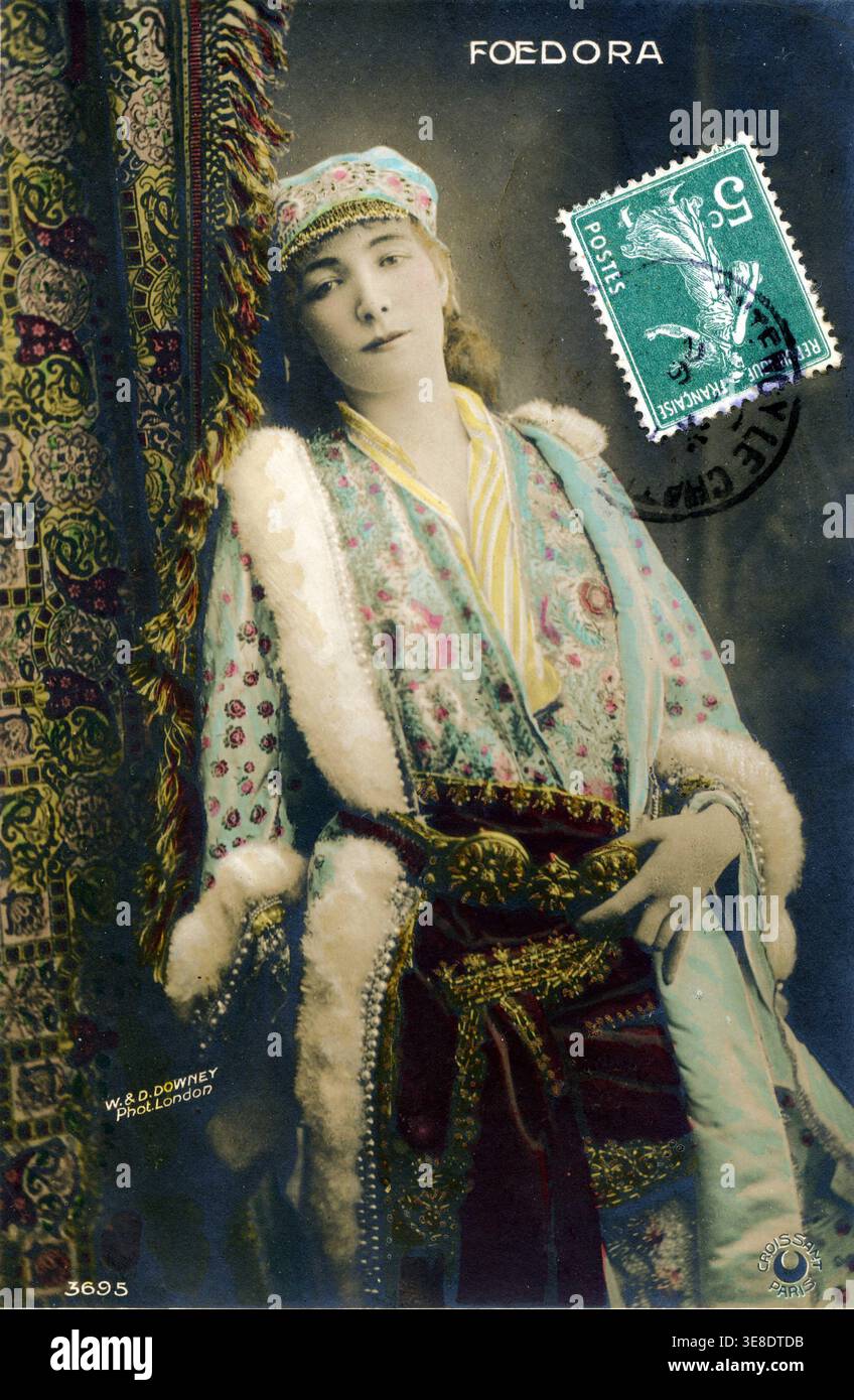 'Henriette Rosine Bernard, dite Sarah Bernhardt (1844-1923), photographiée dans le rôle de ''Foedora.'' Carte postale du début du XXe siècle. » Banque D'Images
