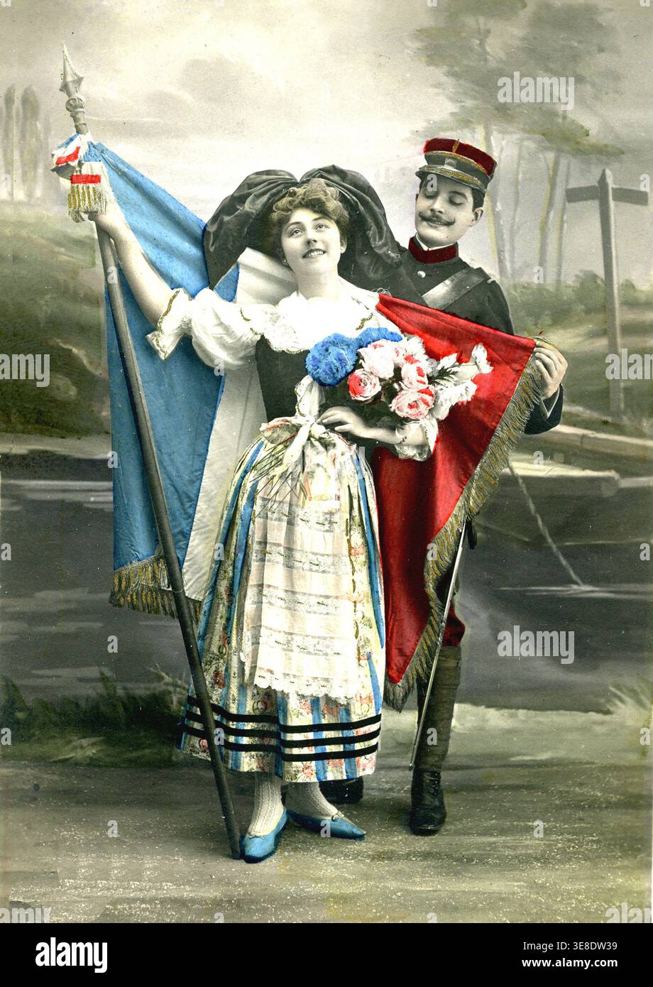 Le drapeau de 14-18 - carte postale patriotique de 1920 Banque D'Images